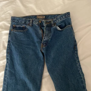 Lowrise straight  - Bra skick och passar mig som är 173 och stl 32 