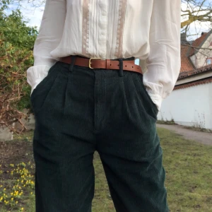 Vintage Mörkgröna Manchesterbyxor - Snygga vintagebyxor med hög midja och vida ben, i skogsgrön färg. Manchestertyget är mjukt och dom sitter väldigt skönt. Ett unikt plagg i bra kvalitet som kommer hålla länge. Färgen syns bäst på sista bilden. Skriv för fler bilder eller vid frågor 🌲🖤