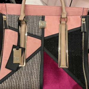 River island väska - Jättefin river island väska i olika färger den är använd en gång och är som ny! Köparen står för frakt, fråga om du vill ha mer bilder