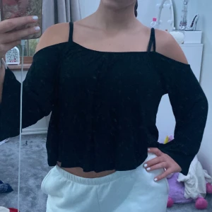 Söt svart tröja  - Jättegullig svart tröja från HM i deras coachella kollektion❤️Köpte den för några år sedan men har faktiskt bara använt en gång🤷‍♀️Så jag tycker att tröjan borde hamna hos någon som vill använda den för den är väldigt fin❤️