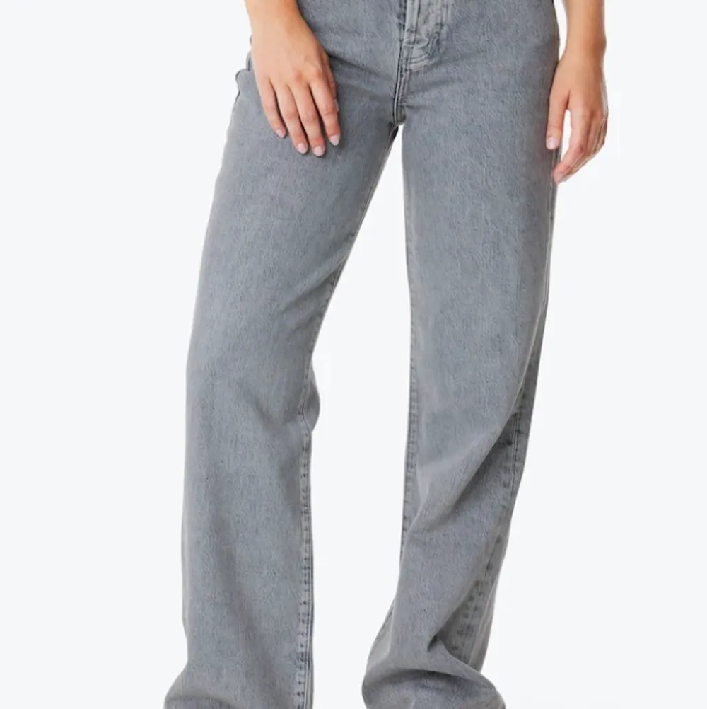 Jättesnygga ljusgrå raka jeans med hög midja och långa ben. Jättefint skick då det inte är använda särskilt mycket. Ordinarie pris 800kr mitt pris 350kr. Färgen är som på första bilden. OBS köpare står för eventuell frakt.  . Jeans & Byxor.