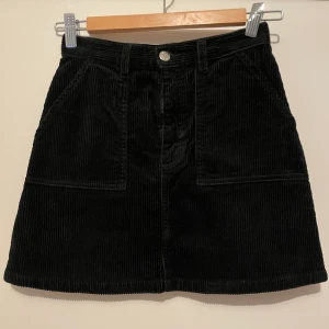 Monkikjol svart manchester - Fin manchesterkostym från Monki  Köparen står för frakten