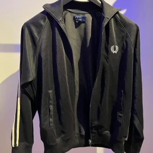 Fred perry zip - Free perry svart zip tröja. Lite använd, bra skick. Storlek S. Pris kan förhandlas privat