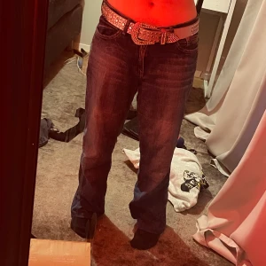 Drainer jeans - Drainer jeans oversized. Köpt tidigare här på plick! Bältet kommer ej meeeed. Pris kan diskuteras. Jag är runt 155 cm lång🫶🏻. Skriv på frågor💋