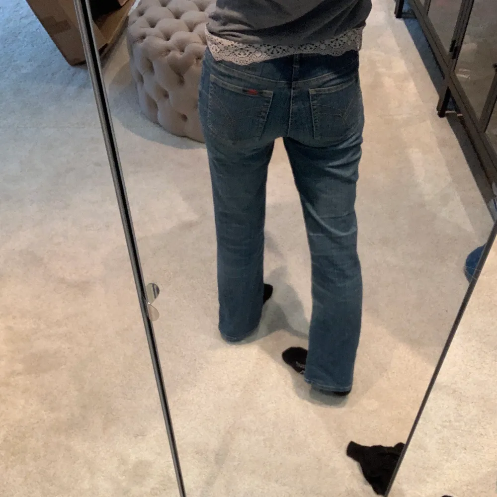 Säljer dessa lågmidjade bootcut jeans som inte kommer till användning💓💕💕 Jag är 170cm. Jeans & Byxor.