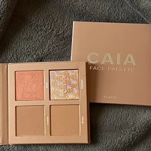 CAIA CLASSY PALETT - Säljer en helt oöppnad palett som syns på bild tsm med min egna som jag börjat använda!! ÄLSKAR DENNA men känner inte att jag behöver 2 st! ⭐️ originalpris: 400 kr💗