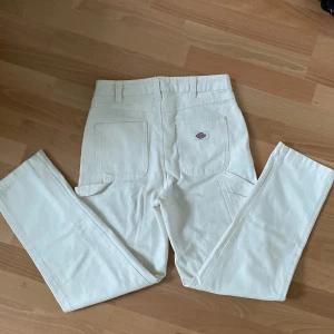 Dickies - Vita dickies jeans köpta second hand, innerbenslängd: 76cm. Frakt tillkommer och priset kan såklart diskuteras! Tryck inte på köp direkt💗💗