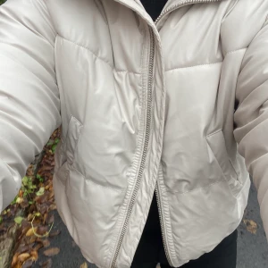 Jacka - Ljus biege jacka i fake skinn material från chiquelle. Storlek 36. Använd 3 gånger ser ny ut