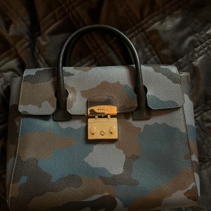Furla väska - Väska från furla i militärt mönster. Nypris 3500kr