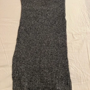 Kjol - Stickad skön kjol med en snygg liten öppning på baksidan 