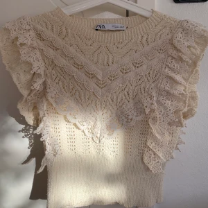 Volangtopp - Säljer denna populära tröja från Zara. Den är i fint skick🤍 skriv vid frågor eller intresse