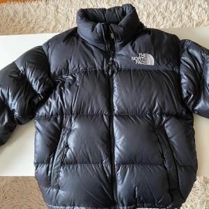 North face jacka  - Säljer denna helt felfria North Face puffer jacket då den inte kommer till användning. Använd ett fåtal gånger. Står att den är för män men jag har använt den också  🎉Budgivningen börjar på nytt då förra köparen drog sig ur. Skriv ett meddelande 