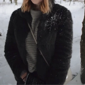 Pälsjacka vero moda - Fake-pälsjacka från vero moda i fint skick, jättefin nu under hösten och vintern. Köparen står för frakt. 