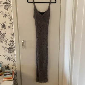 Klänning Karen Millen - Silvergrå virkad klänning från Karen Millen, svart underklänning. Passar en XS, är stretchig. Fint skick. Skickas mot fraktkostnad, spårbart med PostNord.