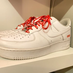Nike air force 1 Supreme  - Säljer mina riktiga Supreme air force 1 för att jag har vuxit ur dem. Skorna är väll omhändertagna och tvättade. Låda och extra skosnören med följer. Kan skicka fler bilder. Kan mötas upp i Stockholm.