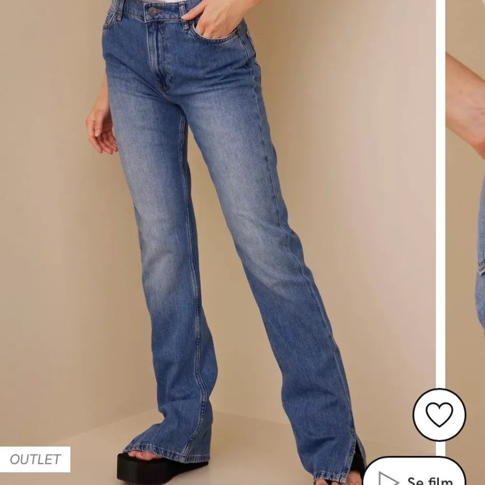 Mörkblå jeans med slits. Bra skick, långa (jag är 165cm) . Jeans & Byxor.