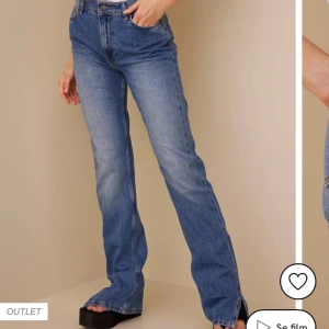 jeans med slits  - Mörkblå jeans med slits. Bra skick, långa (jag är 165cm) 