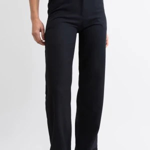 Kostymbyxor  - Kostymbyxor från Madlady storlek 32 längd 34. Byxorna är uppsprättade i benen för att bli längre, inget som syns när man har dom på🥰Skriv för fler bilder🥰