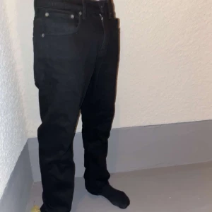 Svarta Jeans  - Säljer dessa jeans pga för liten storlek och använt väldigt få gånger