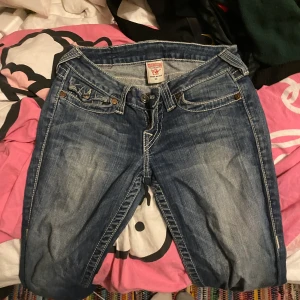 True religion jeans - Ett par super snygga true religion jeans som jag säljer då dom inte passar längre. Dom är skinny i storlek 25. Priset kan disskuteras och skriv för frågor eller fler bilder💋
