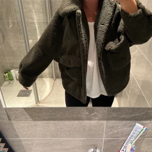 Teddy Jacka, Zara - Grön Teddy jacka från Zara. Andvänd endast 1 gång, inga defekter!