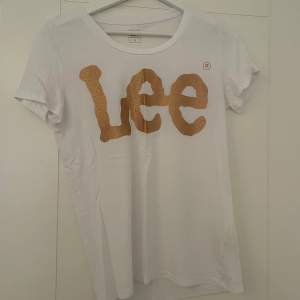 T-shirt från Lee med gulligt märke. Köparen står för frakten. Skicka pm vid frågor och intresse💗