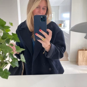 Kort kappa, Mango - Säljer nu min favorit kappa från Mango! Så fin, inga defekter på utsidan, men ett hål i tyget på insidan som ej syns när jackan är på❤️