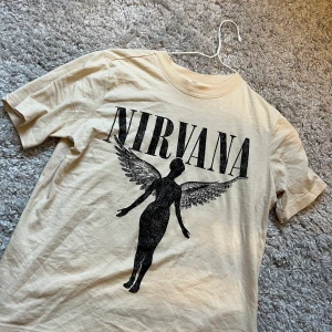 T-shirt - T-shirt från hm, aldrig använd!💗