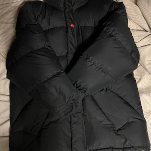 Nike Puffer jacket - Supersnygg och varm Nike jacka, perfekt nu när det börjar bli kallt. Finns tyvärr ingen luva. Strl M