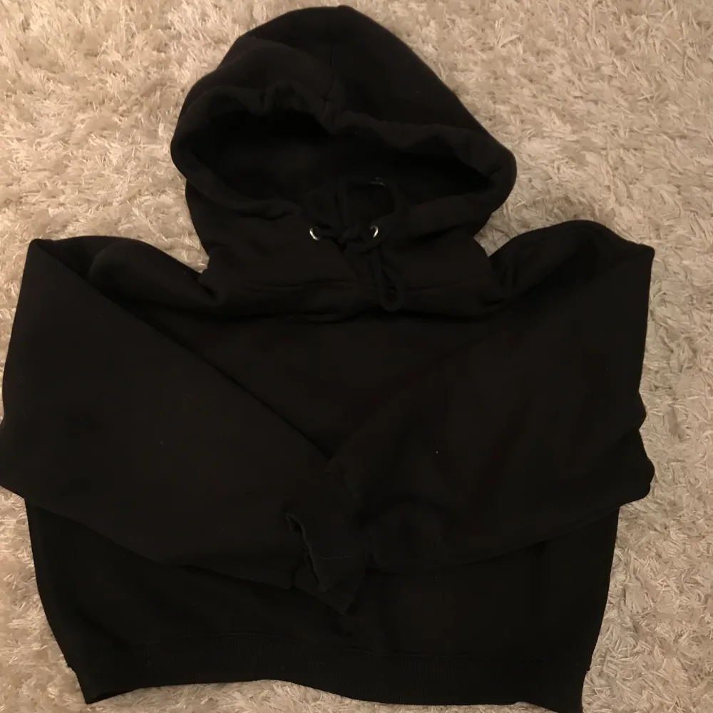 Vanlig svart hoodie från lager 157. Hoodies.