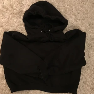 Svart hoodie - Vanlig svart hoodie från lager 157