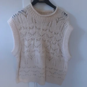 Stickat väsk - Stickad väst. Fin att ha som den är eller över skjortor 