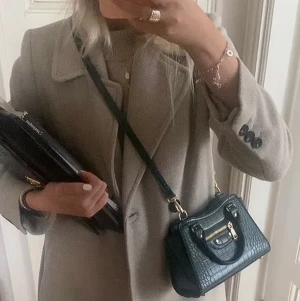 Beige kappa - Kappa ifrån Stradivarius, storlek S, använt ett fåtal gånger, inga fläckar eller defekter - skriv om ni vill ha fler bilder😋😋