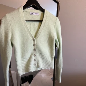 Kofta  - Fin stickad grön tröja storlek xs säljs 