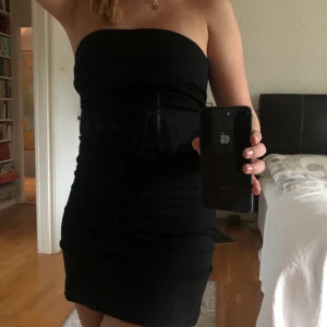 Svart ärmlös klänning  - Säljer denna ursnygga bandeau-klänning som jag köpte second hand nyligen. Den är i superfint skick, känns oanvänd, tyvärr dock lite liten för mig. 