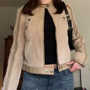 Beige jacka - Beige jacka med massa snygga detaljer och är i typ mocka-aktigt material, från märket Gatto! Står stl M men passar mig som brukar ha XS/S 🖤