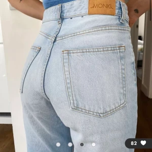MONKI JEANS  - I modellen ”Taiki” första bilden är lånad från Asos, är osäker om det är exakt samma färg men färgen på jeansen ser ni på bild 2. Liten skrapa på lädret ( se bild 2) 