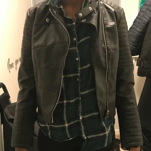 svart skinnjacka  - Säljer min svarta skinnjacka för den är för liten för mig den är oanvänd säljer den för 150kr