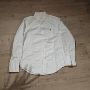 Polo Ralph Lauren Vit skjorta - Fin skjorta utan hål eller fläckar 100% bomull   Hör av dig om du har frågor eller vill ha fler bilder Säljer då den är för stor för mig