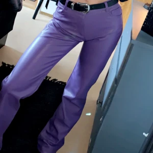 Lila skinnbyxor från zara strl 34 - Bra skick använd endast en gång. 