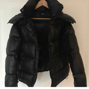 Bikbok jacka - Säljer nu min populära bikbok jacka! Perfekt skick, inga anmärkningar☺️ den är i storlek xs men jag som är en S får rymmligt plats med tjocktröja under, så fin men har andra vinterjackor❤️ spårbar frakt tillkommer på 65kr, DIREKT PRIS 1500