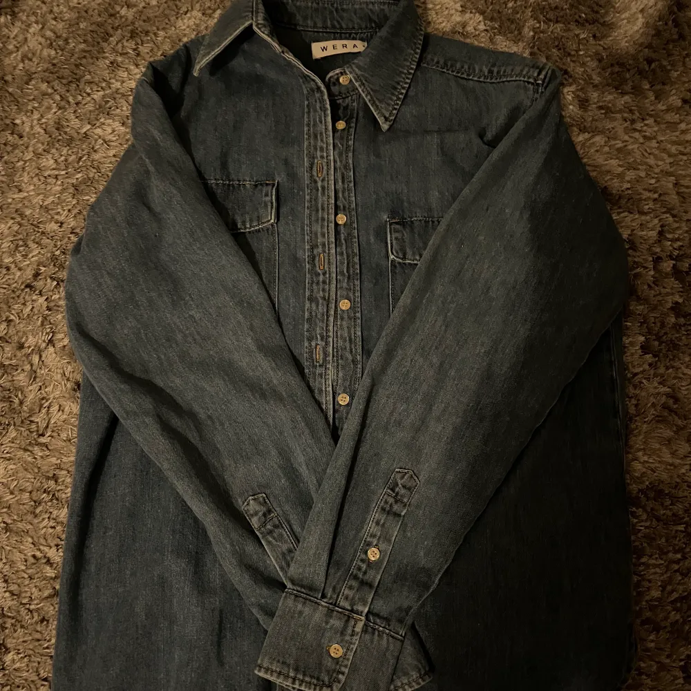 Blå jeansskjorta köpt från Åhléns men märket är WERA. Köpt för ett år sen men knappt använd:). Jackor.