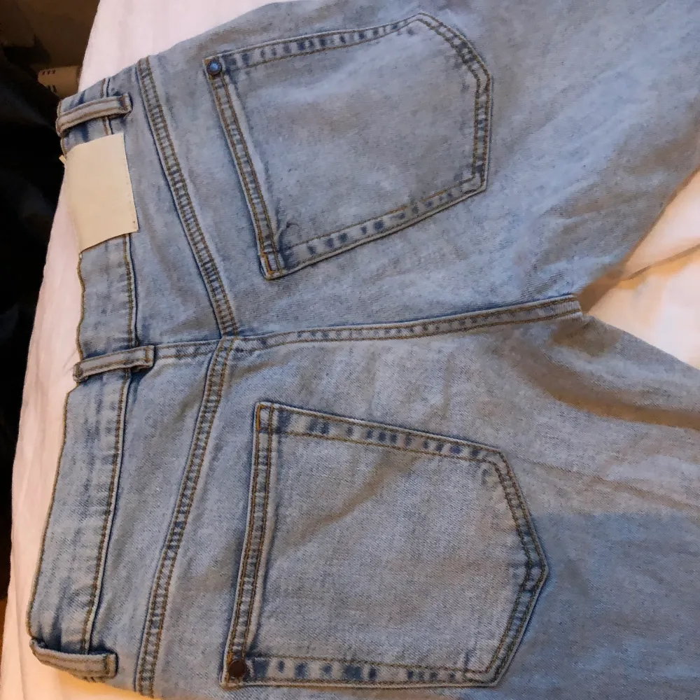 Skit snygga jeans Stockholmsstil säljer för att jag använder aldrig som de kostade 300 men säljer dom för 150. Jeans & Byxor.
