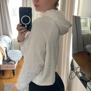 Croppad hoodie 🤍 - Vit croppad hoodie från Monki!