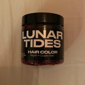 Hårfärg - Säljer denna ÖPPNADE röda hårfärgen från lunar tides. Det finns lite mer än hälften kvar av burken och den ger en assnygg mörkröd färg asså wow. Nypris 150 men säljer för 20 kr !! 🧘‍♀️⭐️