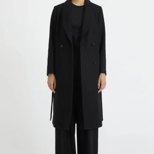 Rodebjer kappa - En klassisk Rodebjerkappa i storlek xs. Modellen finns inte längre i sortimentet men påminner om hennes Neil coat.   Nypris 6000 sek. Den är väl använd men har en del kvar att ge för den händige då den har en hel del noppror som behöver tas om hand. 