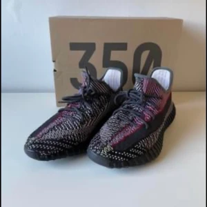 Yeezy US11 - Ett par yeezy som jag säljer åt min bror. Köpta på soleplus. Väldigt sparsamt använda då de är lite för stora för honom, så då har de mest legat i kartongen.  