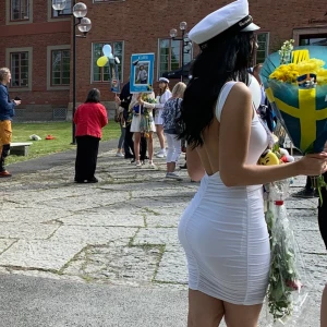 Klänningar - Klänningar från Fashionnova. Stl. S.  Den oranga är samma modell som den vita.  Jag är 173 cm.  100kr/st