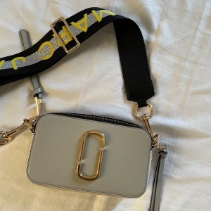 Marc Jacobs väska - Säljer nu min Marc Jacobs väska då den inte används längre. Jätte fint skick. Ny pris 3749kr mitt pris 1350