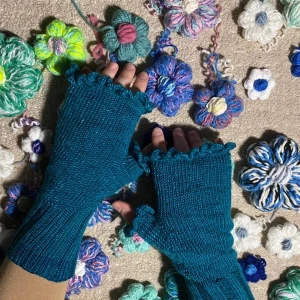 Stickade handledsvärmare - Material:premium akryl.  Omkrets:+18cm  Blommorna på bild2 kan sys fast. Finns så att det räcker till 2 vita på varje handske/3 blå på varje handske (+125:-) (först till kvarn på blommorna, finns fler färger på blommor att välja bland💟) Frakt tillkommer🥰